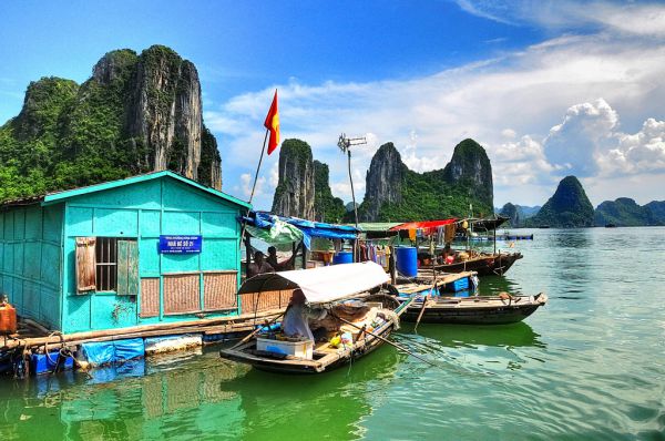 Làng chài Cửa Vạn