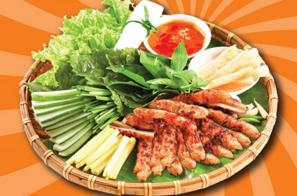 Đến du lịch Đà Lạt tháng 11 không thể bỏ qua việc thưởng thức nem nướng
