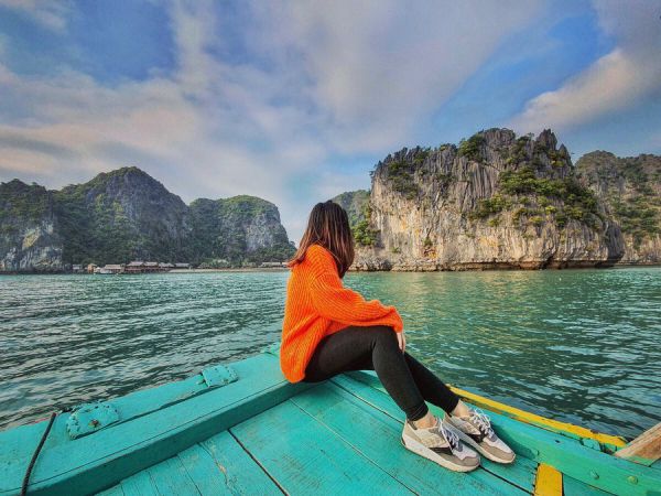 Vịnh Lan Hạ thuộc tỉnh Hải Phòng, nằm về phía đông của đảo Cát Bà