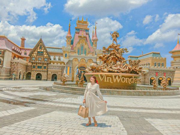 Thả dáng chụp hình tại lâu đài huyền bí của VinWonders (Ảnh: Sưu tầm)
