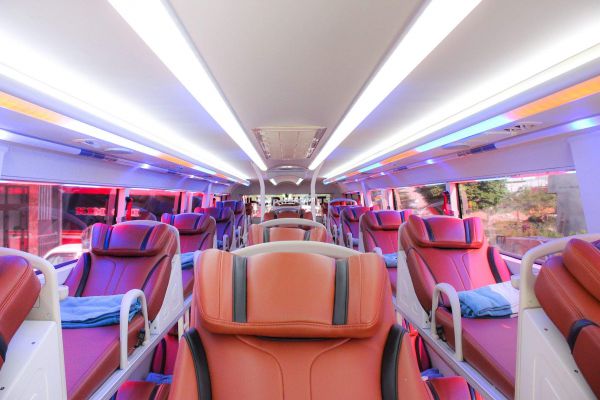 Có nhiều hãng xe khách từ Hà Nội hoặc Sài Gòn đi Nha Trang