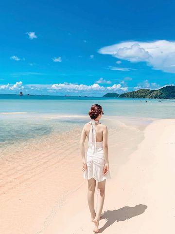Hoặc chỉ đơn giản là đi dạo trên bãi biển để tận hưởng vẻ đẹp của nơi này