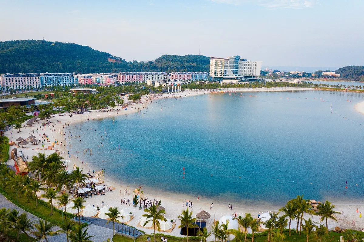 Biển Đồ Sơn luôn thu hút đông đảo khách du lịch vào dịp hè