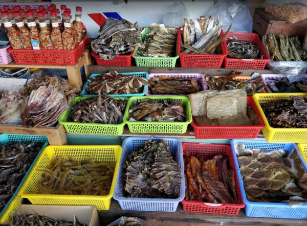 Mực một nắng là đặc sản nức tiếng của Côn Đảo (Ảnh ST)