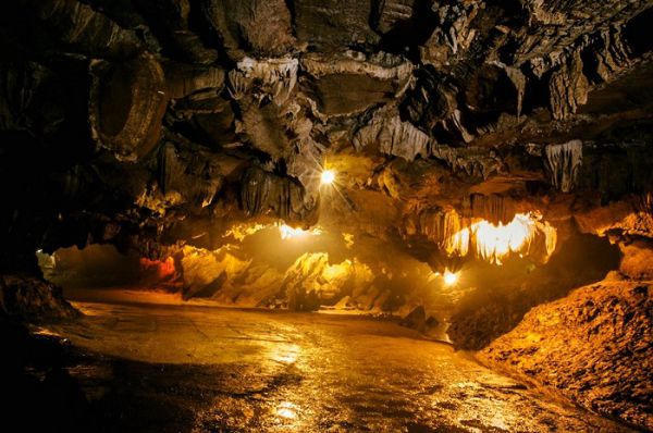 Động Thiên Hà được ví von là dải ngân hà trong lòng núi