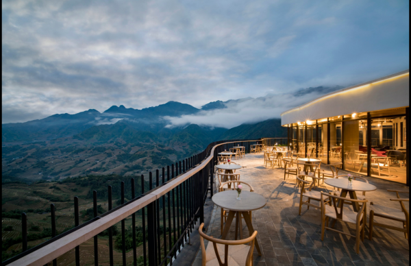 Valley View Bar - Nơi lý tưởng để ngắm nhìn thành phố sương mờ từ trên cao