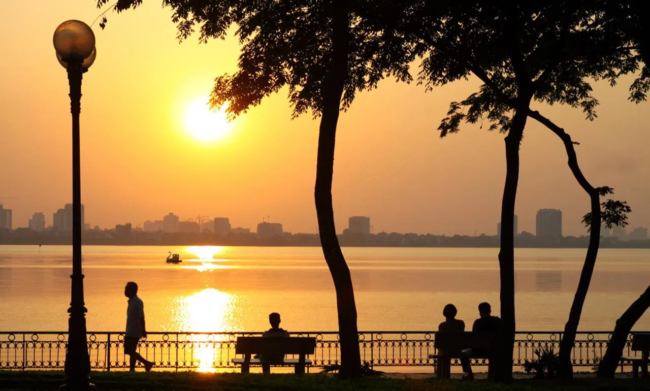 Bến Hàn Quốc là địa điểm vui chơi ở Hà Nội buổi tối dành cho các cặp đôi