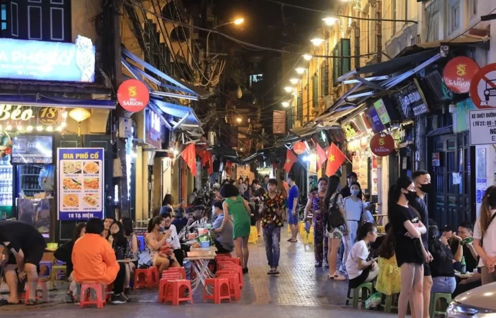 Phố ẩm thực Hàng Buồm
