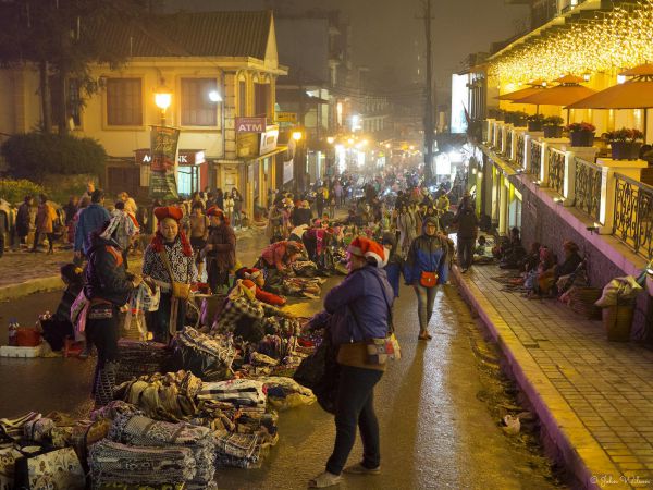Khung cảnh nhộn nhịp của chợ đêm Sapa