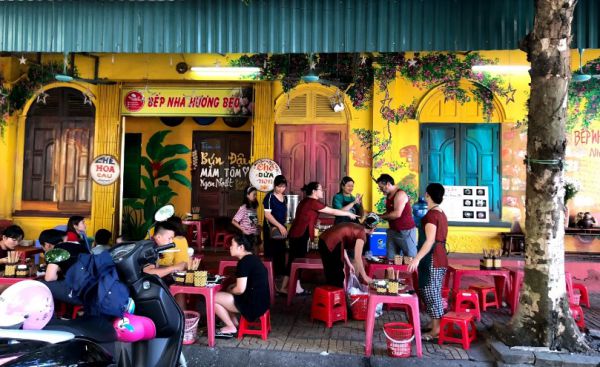 Lang thang trên phố Cù Chính Lan bạn có thể thưởng thức đủ loại món ngon