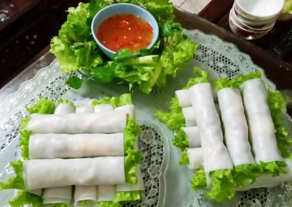 Phở cuốn thơm ngon, thanh mát với đủ loại rau sống và thịt heo mềm, đậm đà
