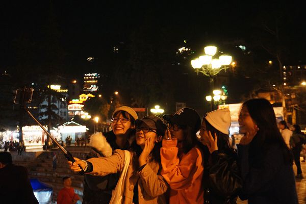 Vui chơi buổi tối ở Sapa lưu ý đi theo nhóm để đảm bảo an toàn nhé