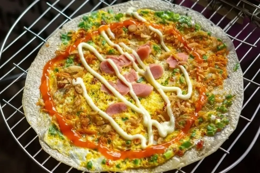 Bánh tráng nướng thu hút nhiều du khách trải nghiệm khi đến Đà Lạt