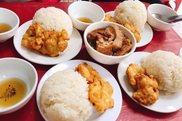 Xôi chả mực rất được lòng du khách