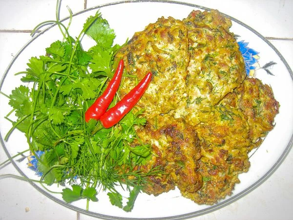 Du lịch Hạ Long Chả Rươi – Đặc sản thơm ngon nức tiếng của Hạ Long