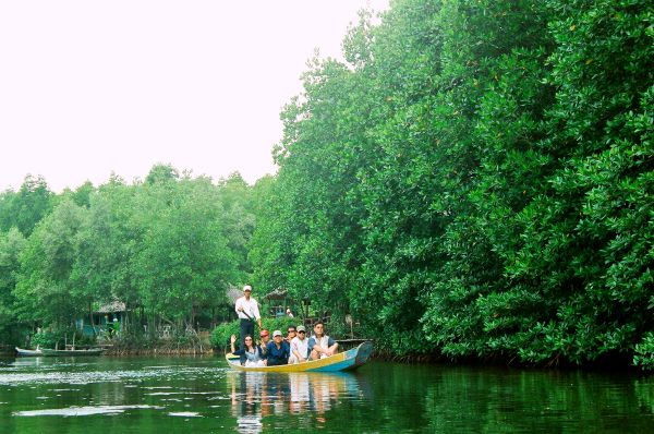 Du thuyền tham quan Hồ Yên Quang