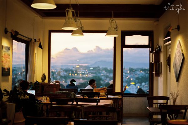 Tiệm cafe Tháng Ba - Quán cafe thu hút rất nhiều bạn trẻ