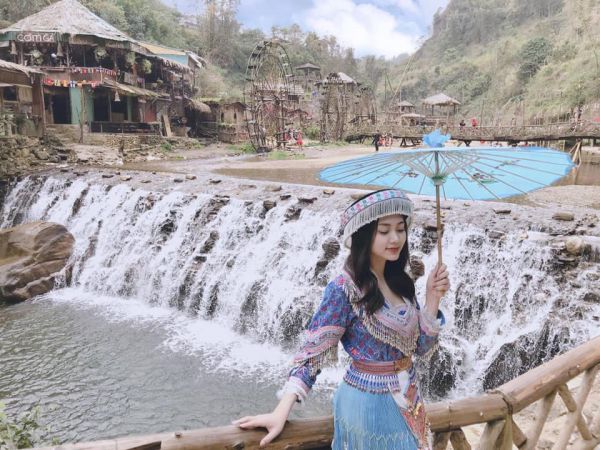 Chụp hình checkin bên suối thơ mộng