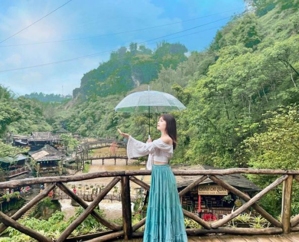 Bản Cát Cát nằm ẩn mình dưới thung lũng Mường Hoa