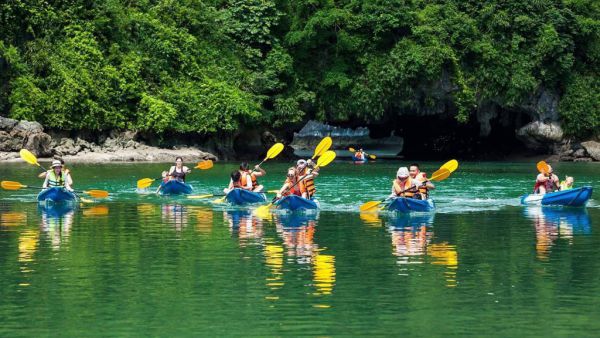Chèo thuyền kayak trên hồ Mạc