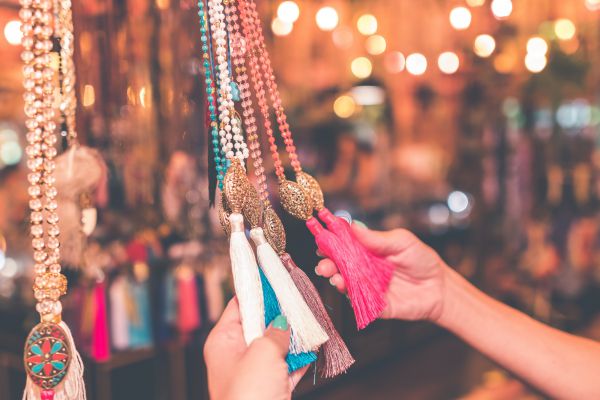 Chợ đêm Quy Nhơn là nơi bày bán những gian hàng bày bán quà lưu niệm với giá cả phải chăng