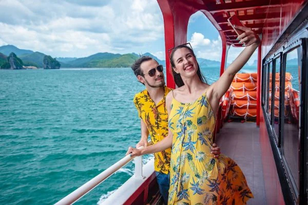 Du thuyền trên Đảo Tuần Châu 