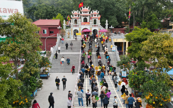 Đền Bà Chúa Kho thu hút du khách đầu năm