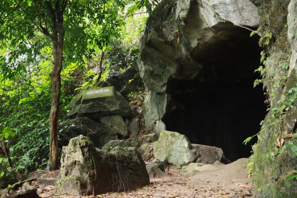 1. Động Người Xưa - Hang động của người tiền sử