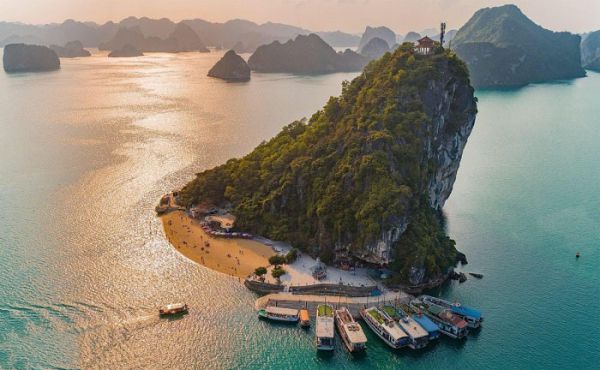Hạ Long - điểm đến thu hút đông đảo khách du lịch mỗi năm tới tham quan và nghỉ dưỡng