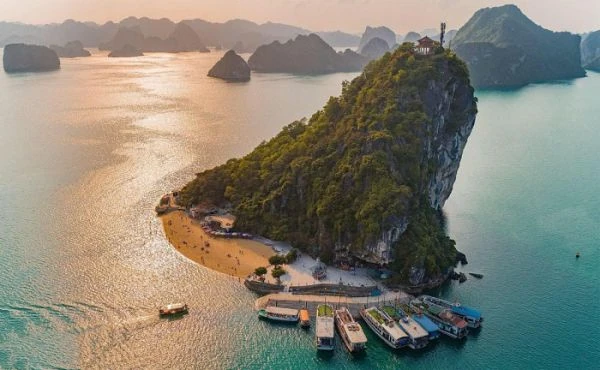 Hạ Long - điểm đến thu hút đông đảo khách du lịch mỗi năm tới tham quan và nghỉ dưỡng