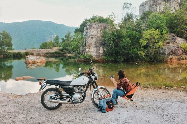 Di chuyển bằng xe máy