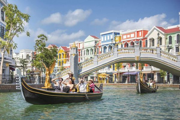 Thưởng ngoạn cảnh đẹp của phố “Burano phiên bản Việt” trên con thuyền trôi dọc sông Venice