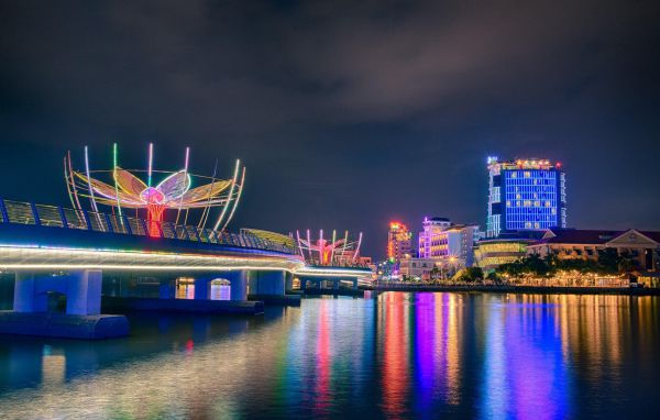 Cầu đi bộ Ninh Kiều