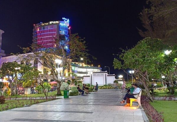 Công viên bờ kè sông Hậu