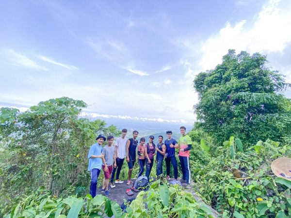 Du khách leo núi Núi Bà Đen (Ảnh:Sưu tầm)