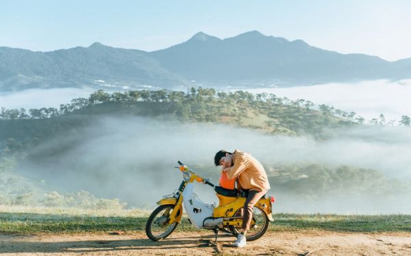 Nhiều bạn trẻ chọn xe máy làm phương tiện di chuyển đến núi Bà Đen
