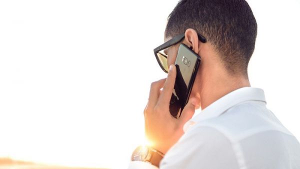 Gọi điện thông báo cho khách sạn, đối tác, người thân