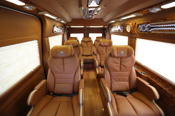 Di chuyển bằng xe khách bằng xe limousine