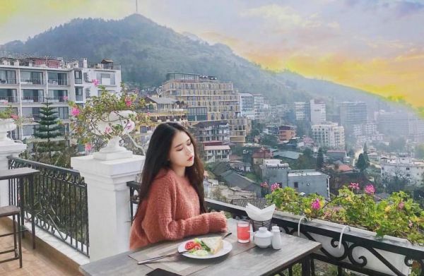 Quầy bar trên tầng thượng tại Azure Sapa Hotel
