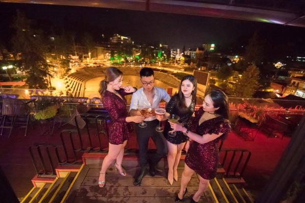Sky Lounge & Rooftop tọa lạc tại tầng thượng của khách sạn