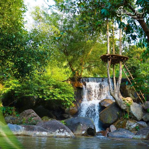 Thác nước ở suối Hoa