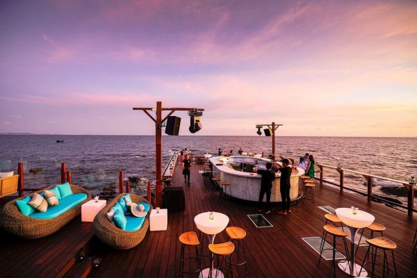 Quán bar có view đẹp nhất và chill nhất Phú Quốc