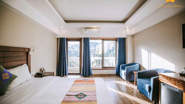 Phòng Deluxe 35m² 1 Giường đôi tại Charm với mức giá khoảng 1 triệu đồng/đêm