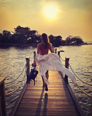 Khung cảnh hoàng hôn đầy lãng mạn, bình yên tại Rock Sunset Island Bar (Ảnh: sarah.kristina.x)