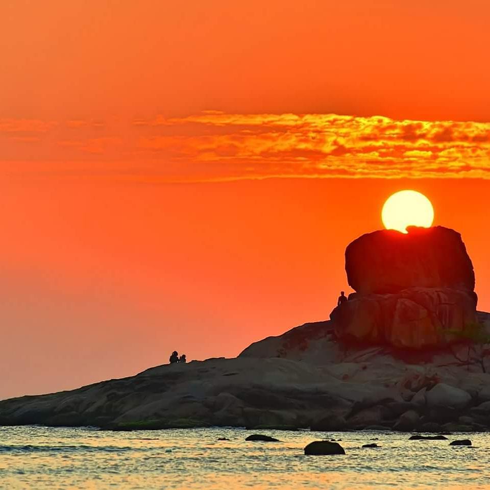 Hoàng hôn trên Hòn Chồng Nha Trang 