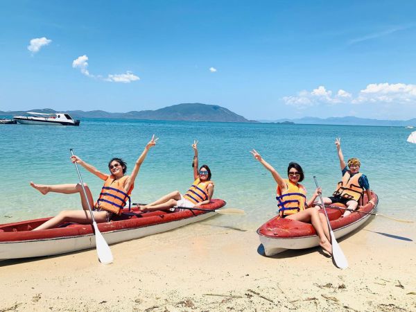 Du khách chèo thuyền Kayak tại đảo Điệp Sơn
