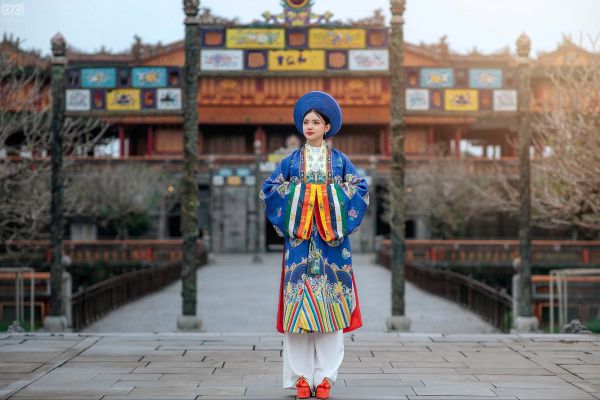 Du khách rất thích thú trong bộ ảnh hoá thân thành Đại nội Huế