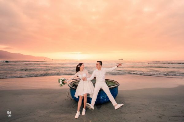 Nhiều cặp đôi chọn vịnh Lăng Cô làm nơi chụp hình cưới