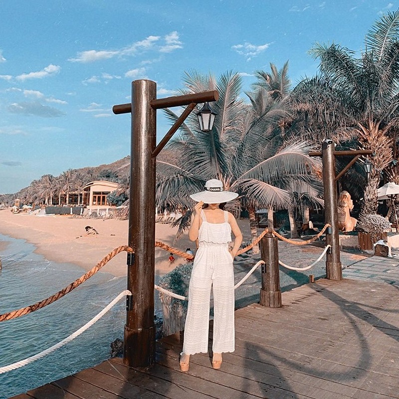 Cây cầu gỗ ở Hòn Tằm là phông nền được nhiều người ưa thích đến chụp hình sống ảo