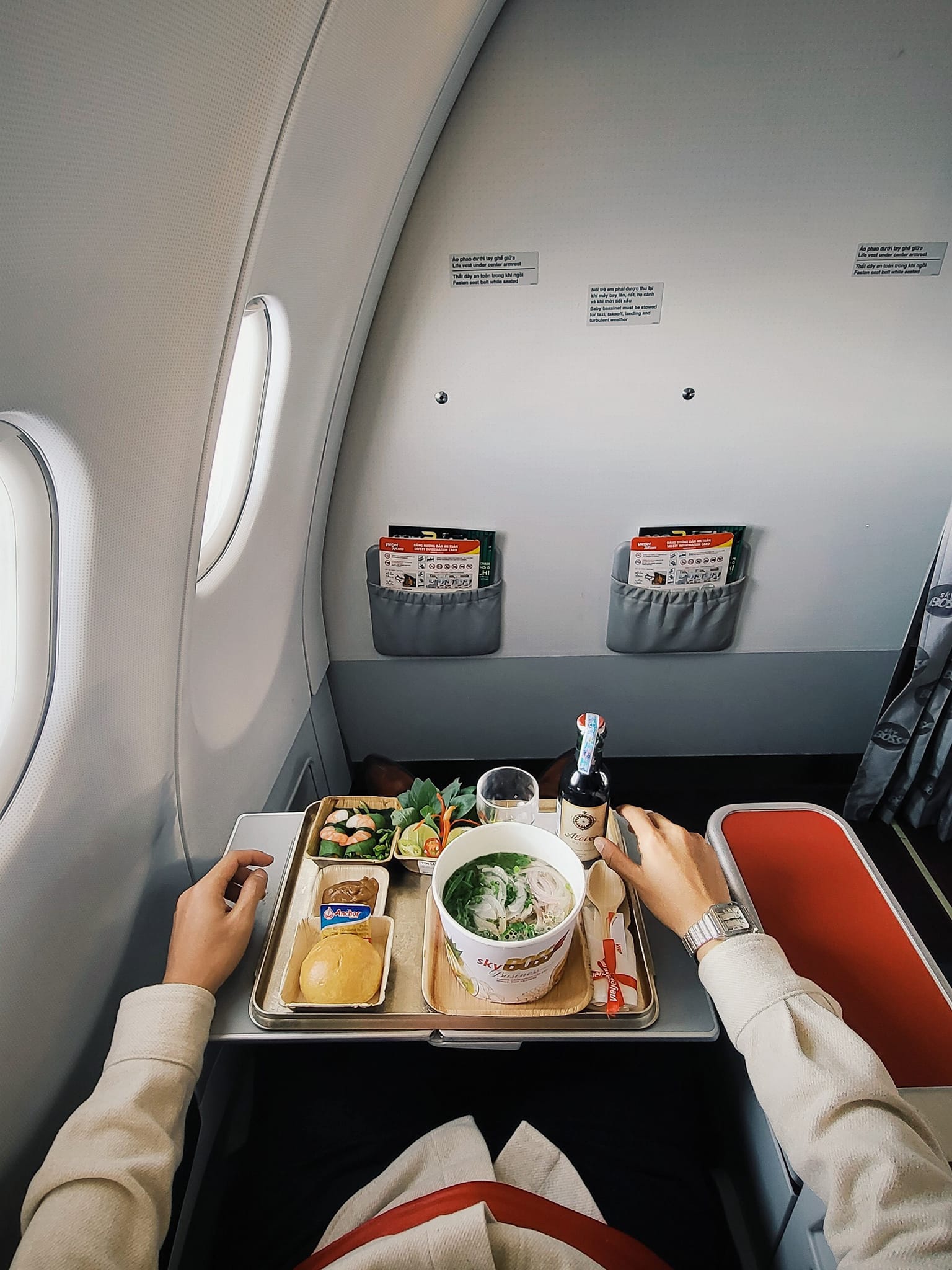 Menu đồ ăn hạng SkyBoss Business được khách hàng đánh giá cao